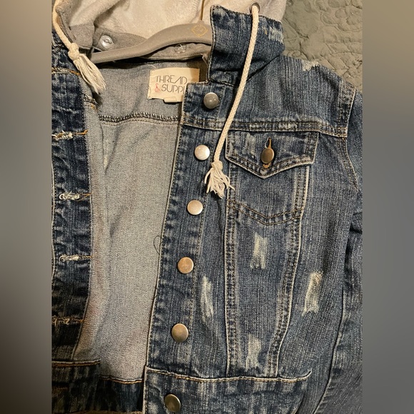 Cropped Jean jacket with detachable hood - Picture 6 of 11